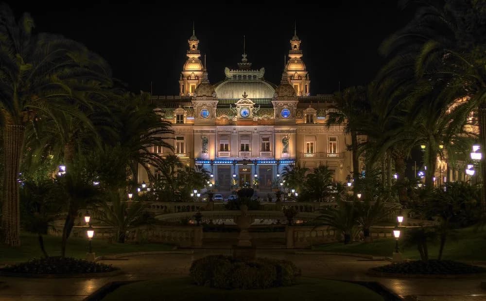 Casino de Monte-Carlo illuminé de nuit