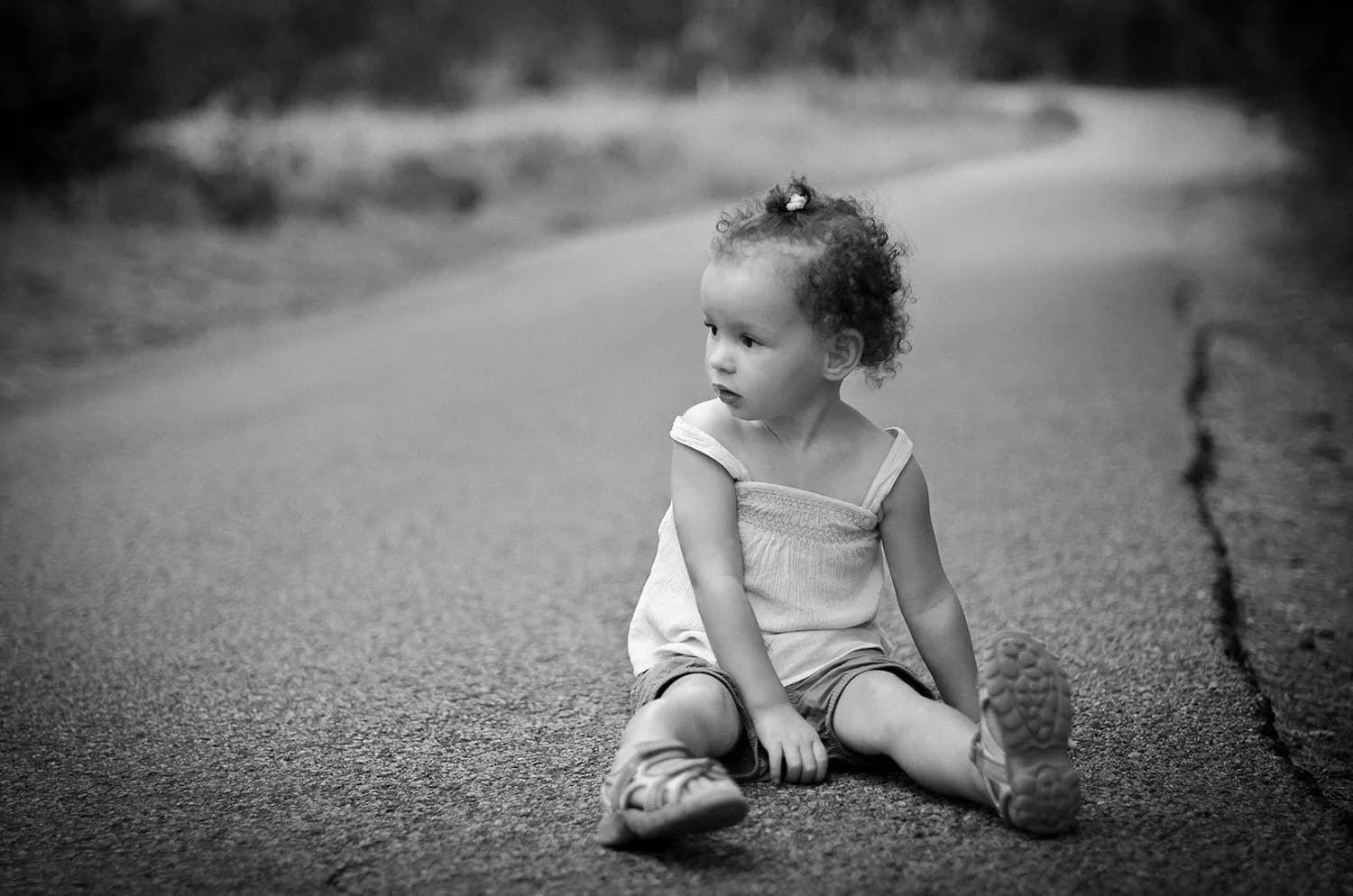Portrait d'enfant en noir et blanc avec un arrière plan flou