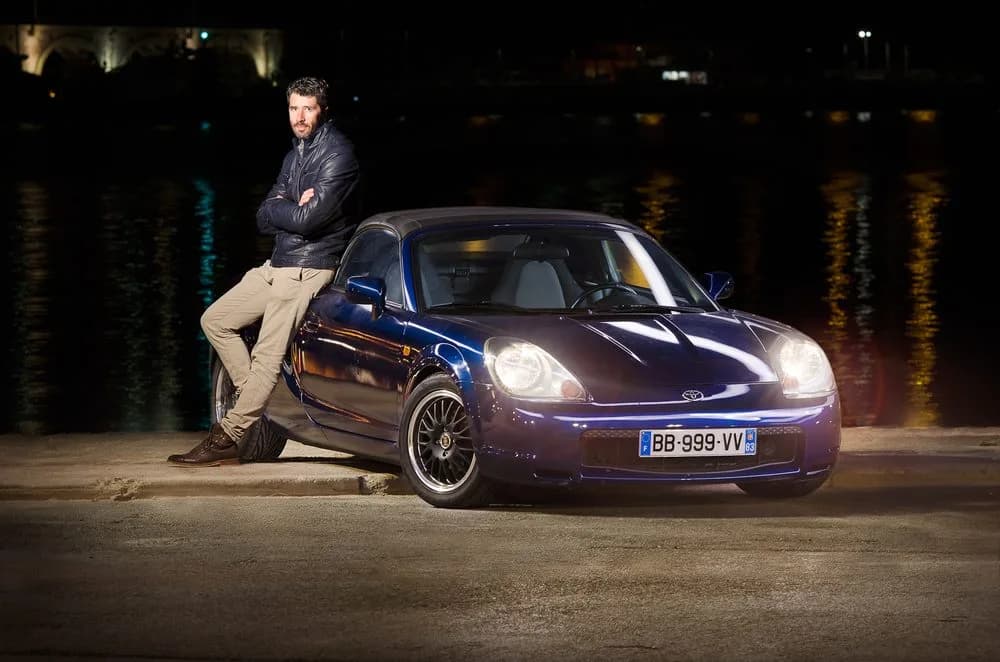 Portrait de nuit près d'une voiture, éclairage travaillé