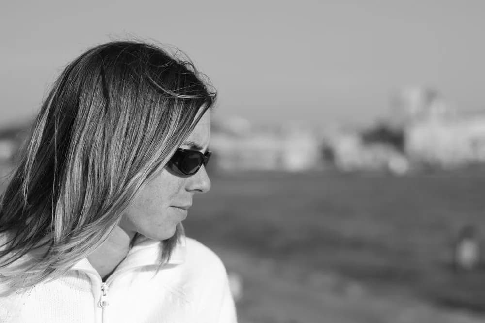 Portrait de profil en noir et blanc, arrière plan flou