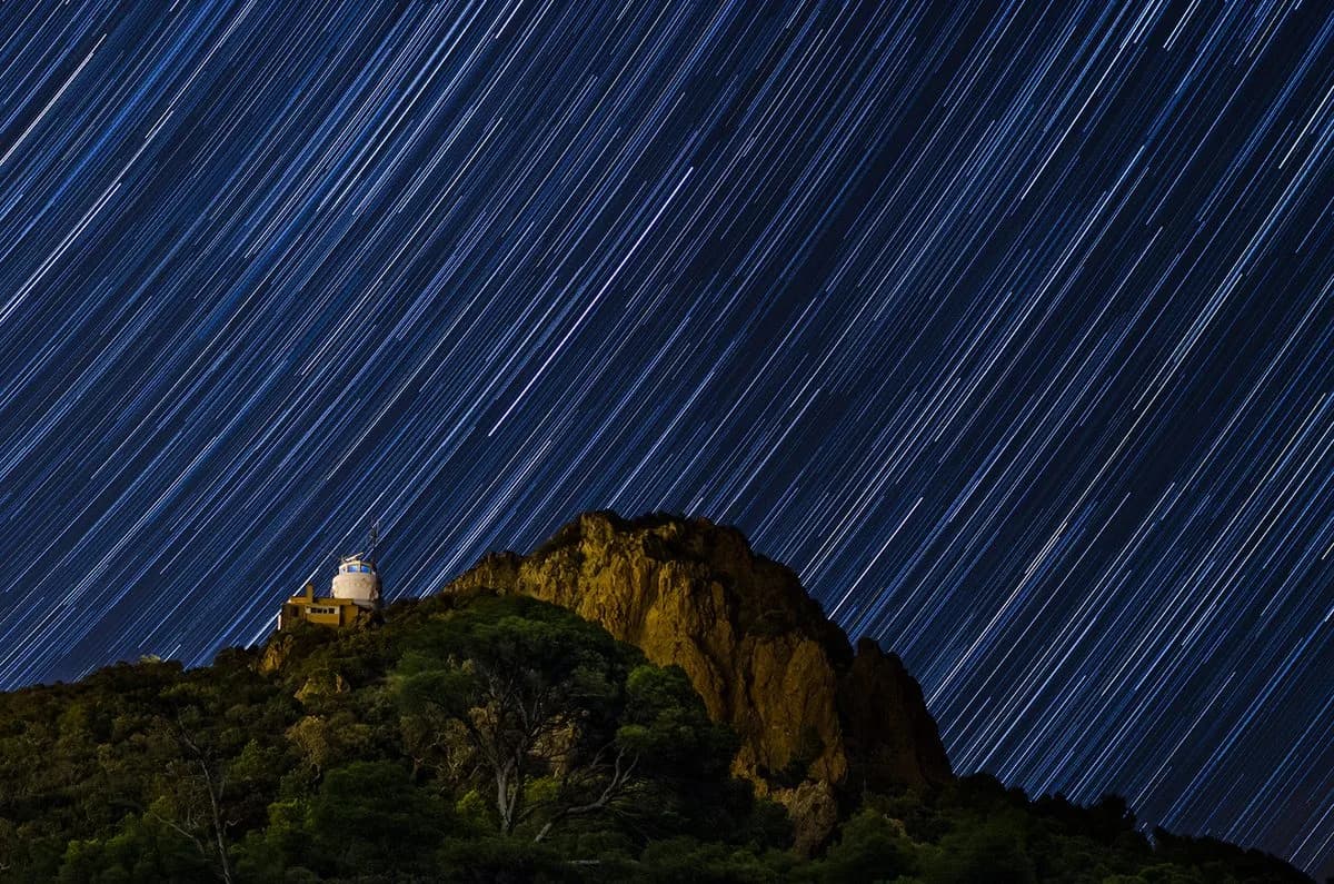 Filés d'étoiles au dessus du sémaphore du Dramont