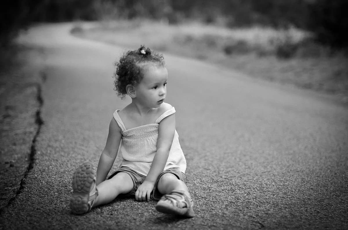 Portrait d'enfant en noir et blanc, arrière plan flou obtenu en maîtrisant l'ouverture