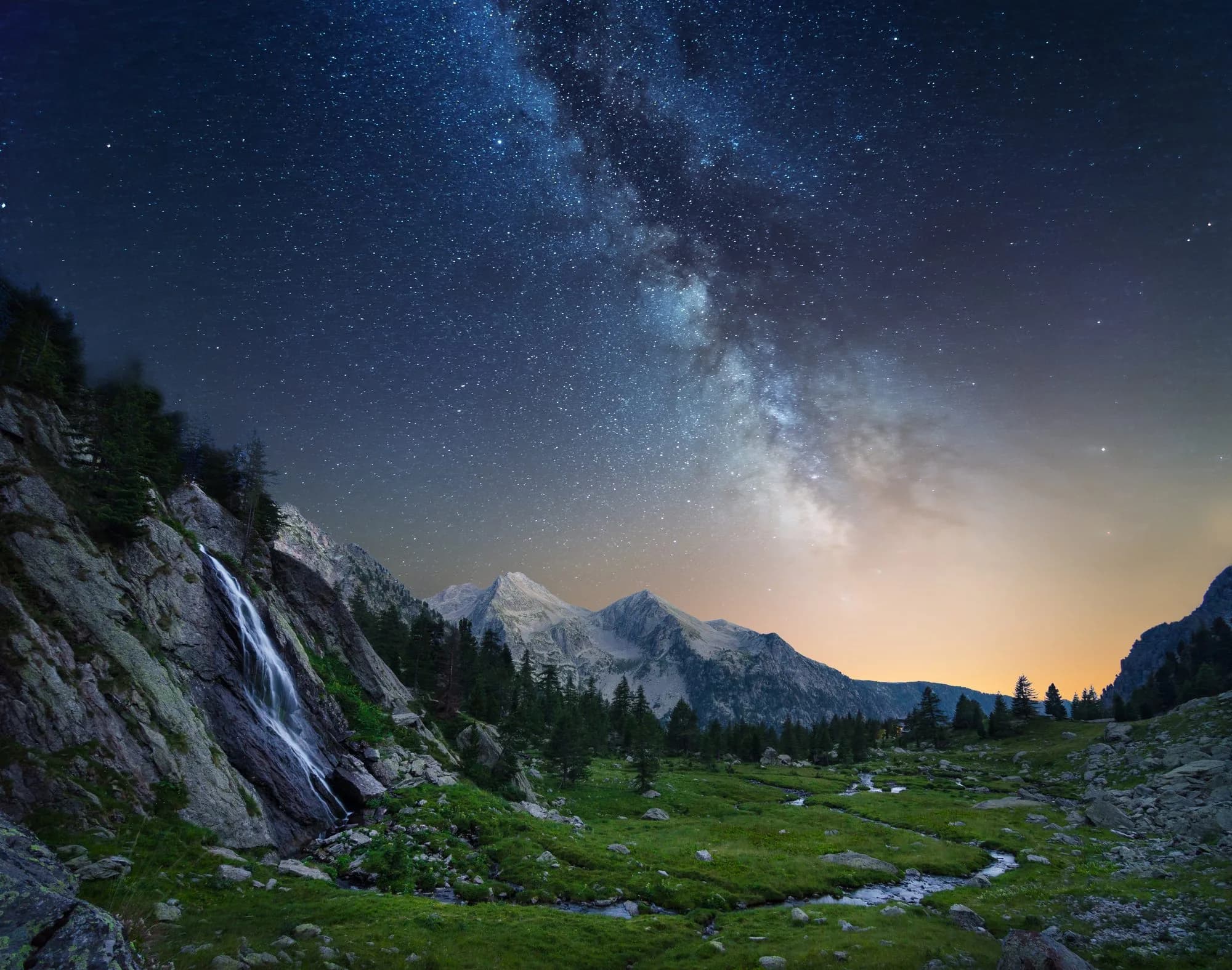 Voie lactée au dessus d'une vallée de montagne, photographie nocturne