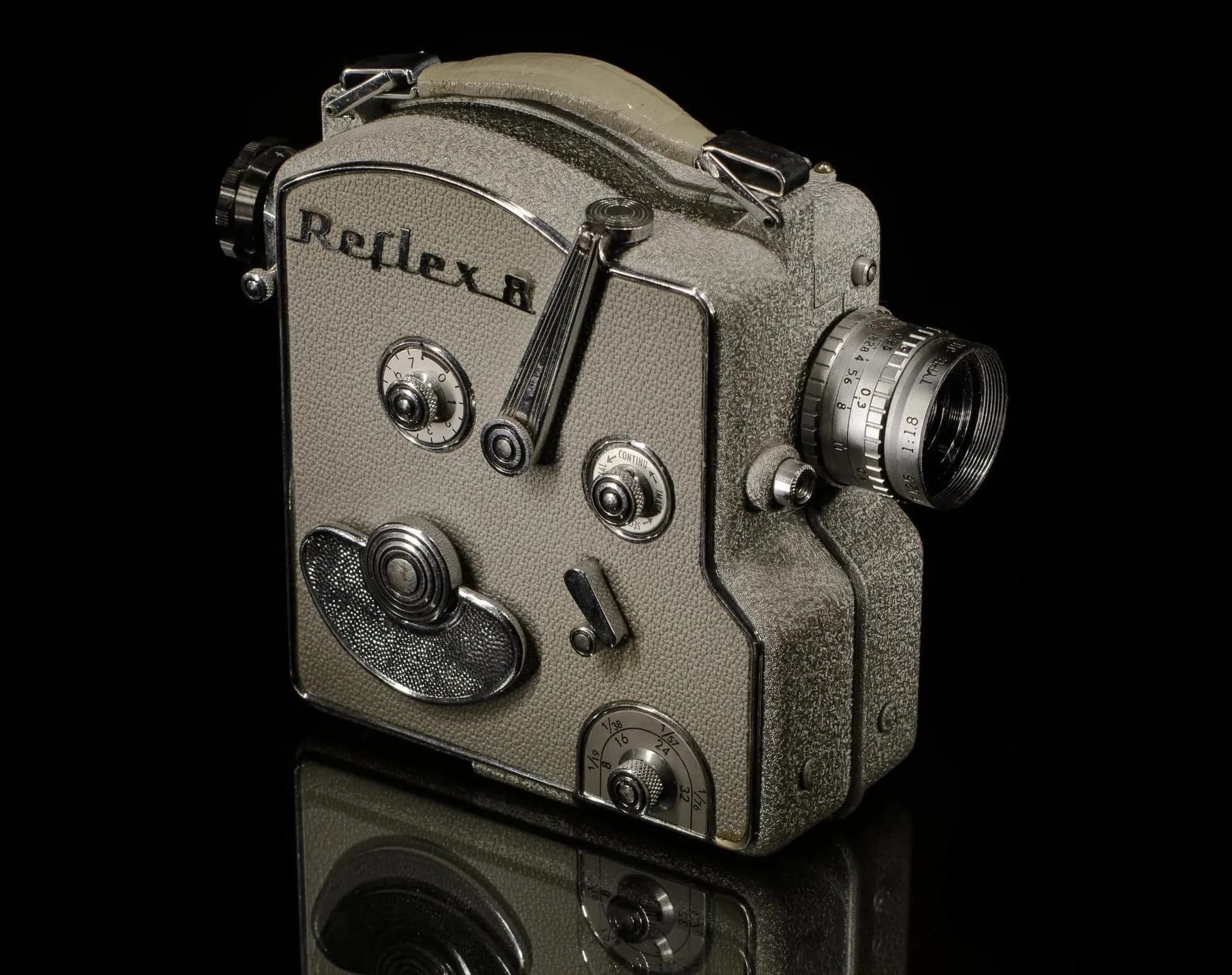 Caméra argentique Reflex 8 en light painting, matière et chrome révélés par la lumière