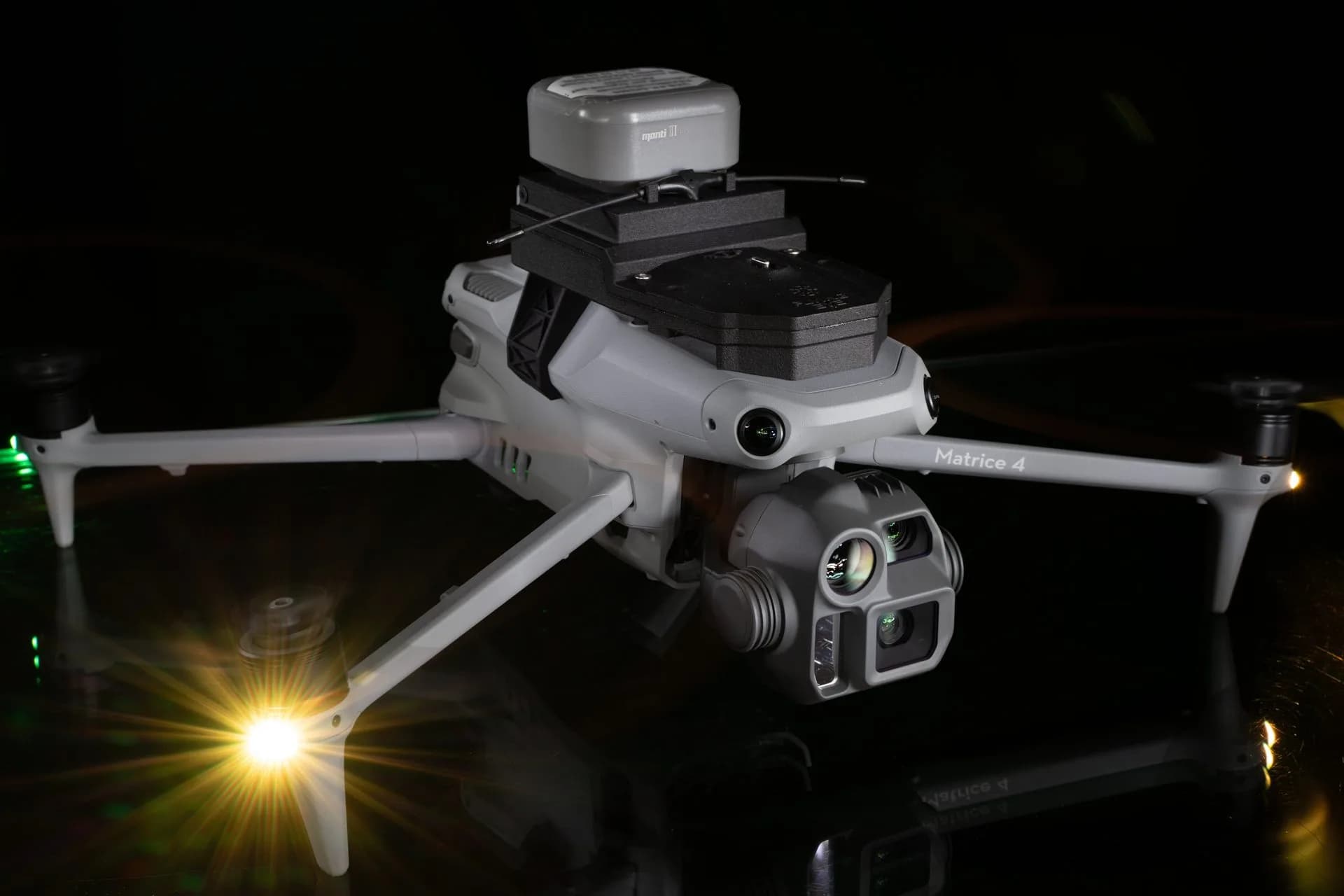 Drone DJI Matrice 4 photographié en light painting