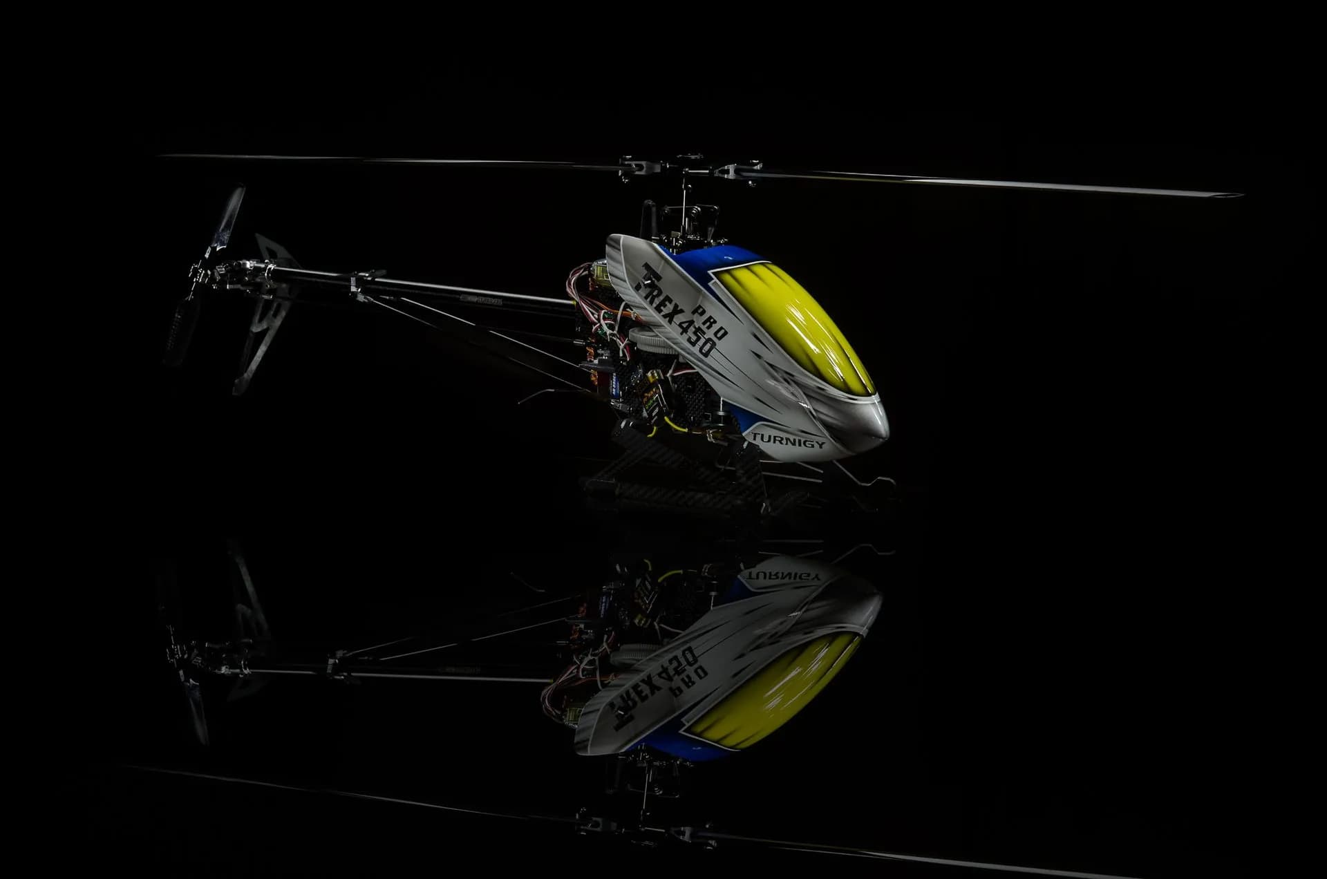 Hélicoptère radiocommandé TREX 450 photographié en light painting, shooting produit