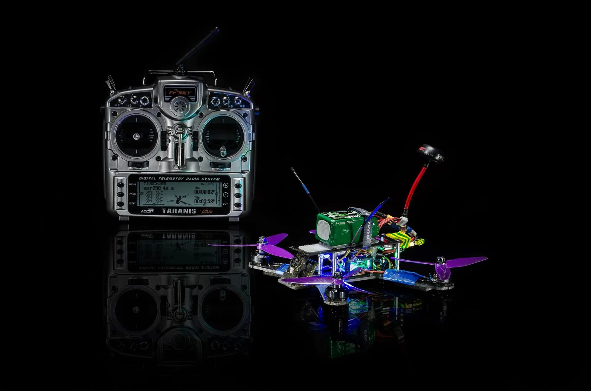 Radiocommande et drone FPV photographiés en light painting