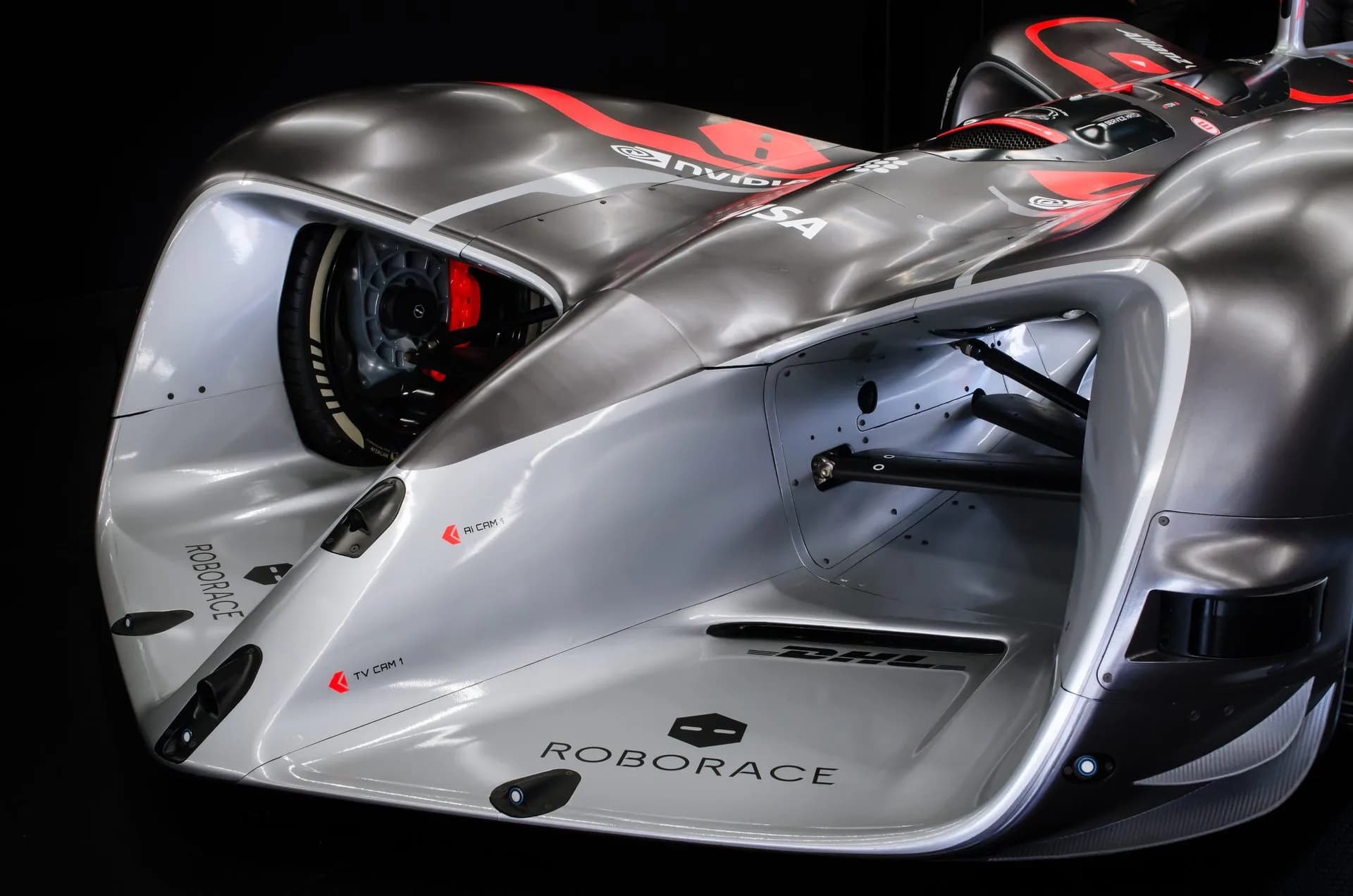 Voiture de course Roborace photographiée en light painting sur fond noir