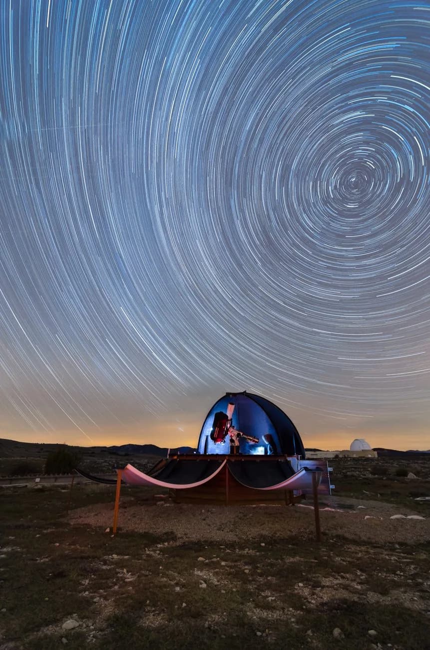 Cercles d'étoiles autour de l'étoile polaire au dessus d'un observatoire