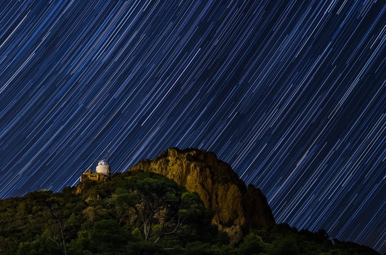 Filés d'étoiles au dessus du sémaphore du Dramont, traçant la rotation de la Terre