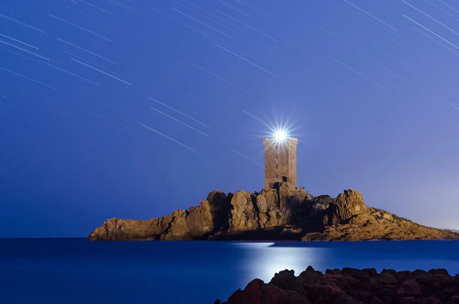 Tour de l'île d'Or de nuit, filés d'étoiles et mer lissée en tons bleus