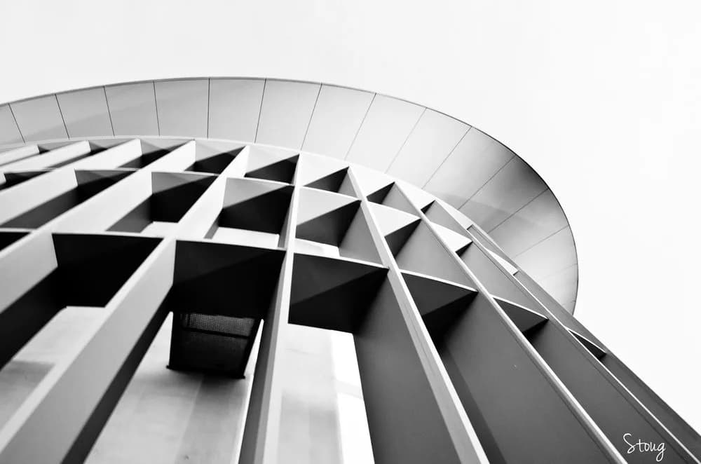Architecture en contre-plongée, lignes graphiques en noir et blanc