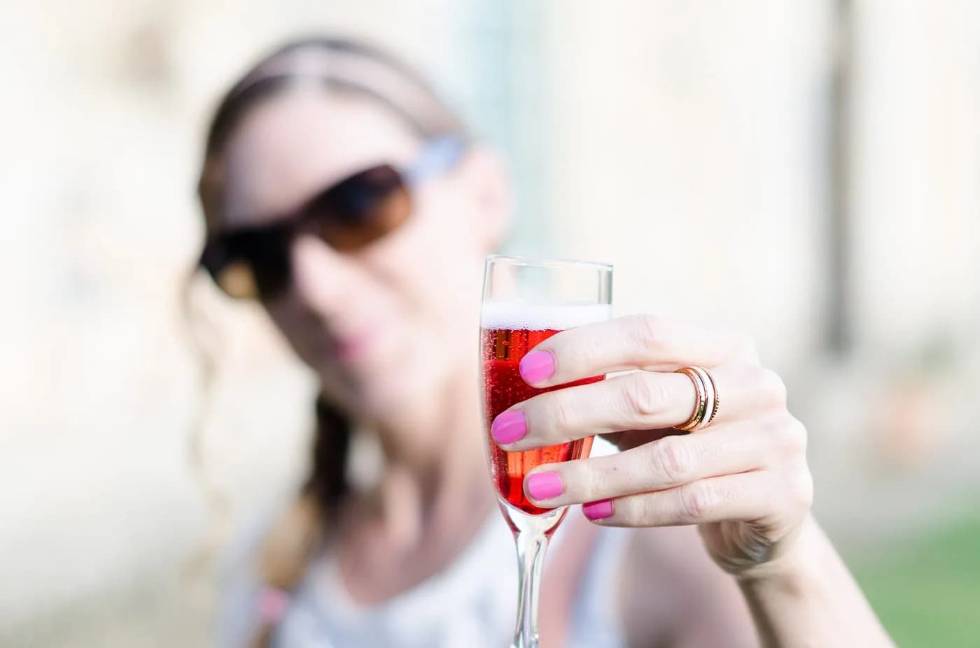 Verre net au premier plan, visage volontairement flou, faible profondeur de champ
